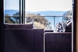 TV - Footprints 2 - Beachfront Escape with Stunning Ocean Sunsets (Coles Bay)