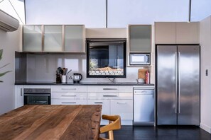 Fridge, microwave, oven, stovetop - Footprints 2 - Beachfront Escape with Stunning Ocean Sunsets (Coles Bay)