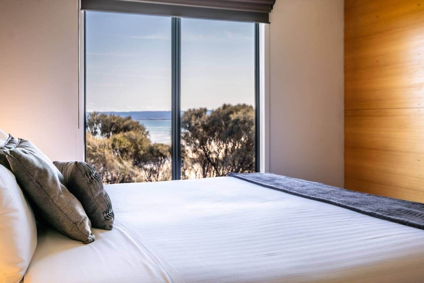 Tabla de planchar con plancha, wifi, ropa de cama