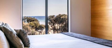 Tabla de planchar con plancha, wifi, ropa de cama