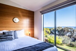 Iron/ironing board, WiFi, bed sheets - Footprints 2 - Beachfront Escape with Stunning Ocean Sunsets (Coles Bay)