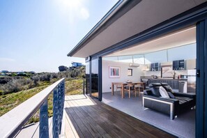 Outdoor dining - Footprints 1 -Elevated Coastal Luxury with Endless Bay Views (Coles Bay)