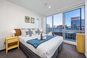 Iron/ironing board, WiFi, bed sheets - Sky Tower View 1BR Apartment on Albert St (Auckland)