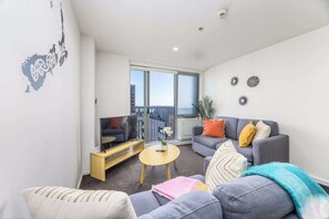 TV - Sky Tower View 1BR Apartment on Albert St (Auckland)