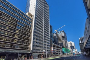 Exterior - Sky Tower View 1BR Apartment on Albert St (Auckland)