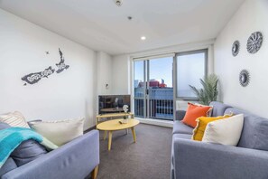 TV - Sky Tower View 1BR Apartment on Albert St (Auckland)