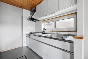 Departamento, vista a la montaña | Cocina privada | Refrigerador, microondas, parrilla de estufa y arrocera 
