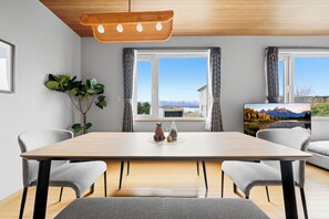 Apartment, Mountain View | In-room dining