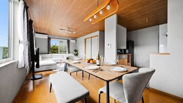 Appartement, vue sur la montagne | Repas dans la chambre