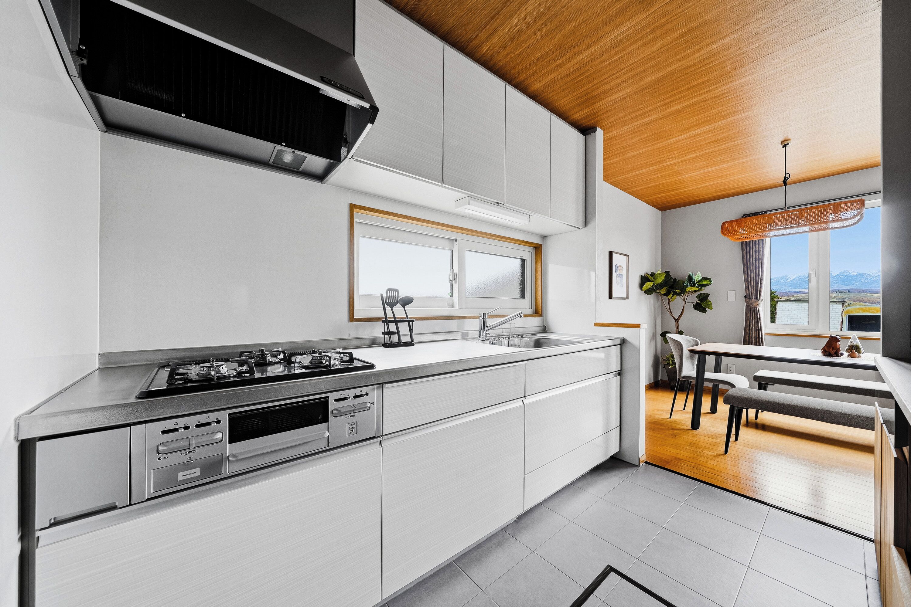 Apartamento, vistas a la montaña | Cocina privada | Frigorífico, microondas, placa de cocina y trona infantil