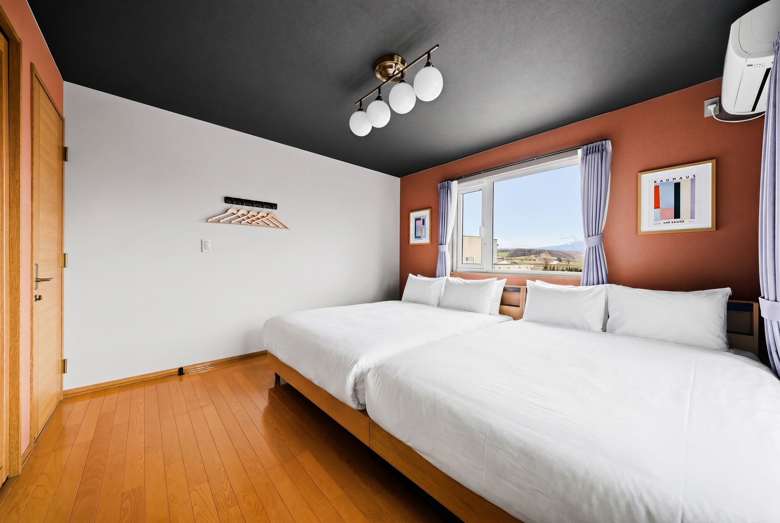 Apartamento, vistas a la montaña | Escritorio, tabla de planchar con plancha, wifi gratis
