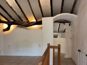 A room with exposed wooden beams, white walls, and a tiled floor. - Charming house near Porto-Vecchio & beaches - 4/6 pers (Sotta)