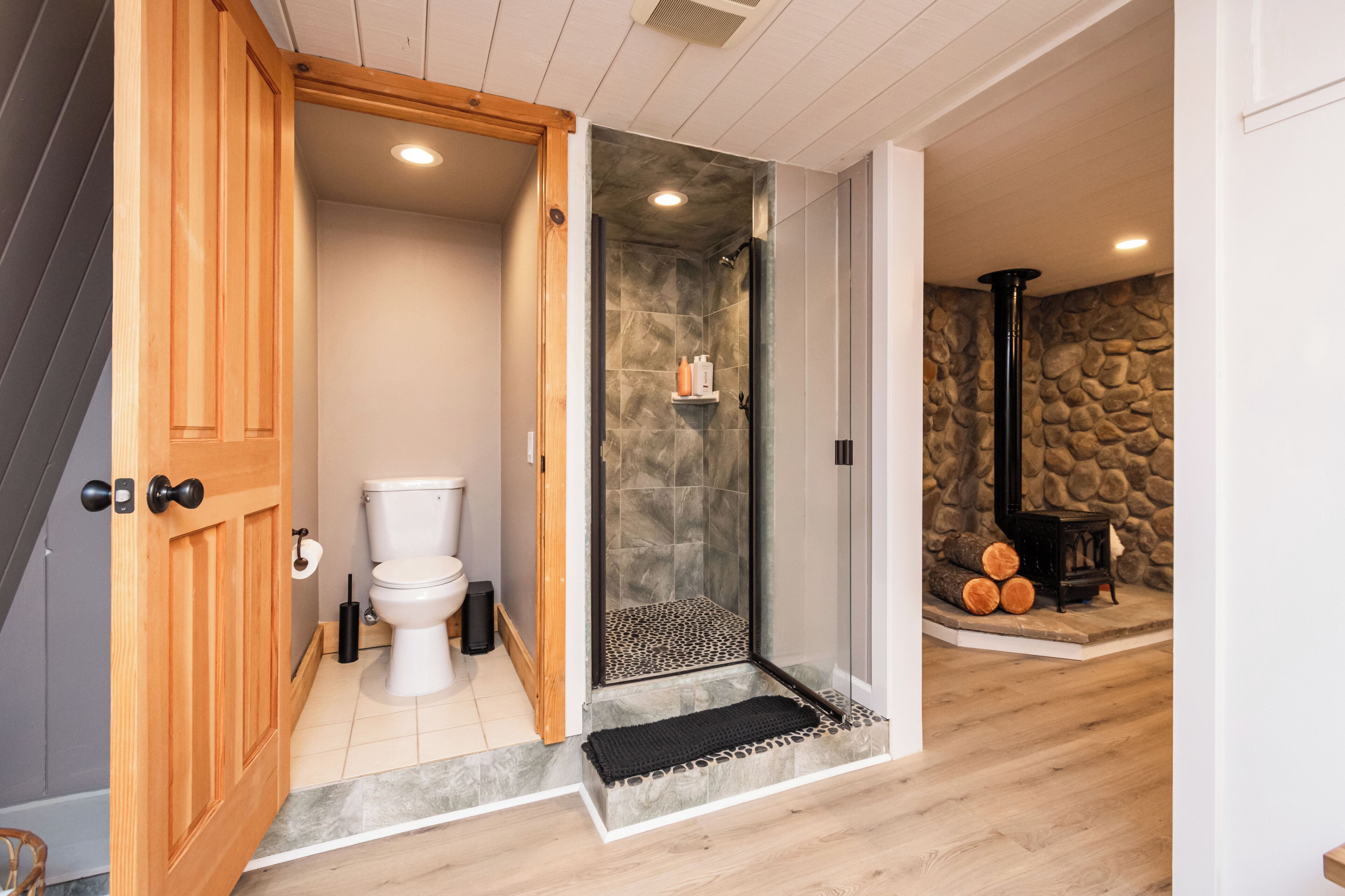 Douche, serviettes fournies, savon, papier toilette