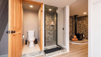 Douche, serviettes fournies, savon, papier toilette