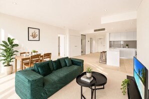 TV - CBD Luxury 2B w/ Parking & Sky View (Brisbane City)