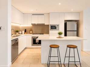 Microwave, oven, stovetop, dishwasher - CBD Luxury 2B w/ Parking & Sky View (Brisbane City)
