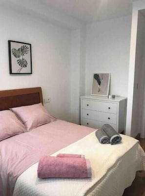 2 bedrooms, iron/ironing board, travel cot, free WiFi