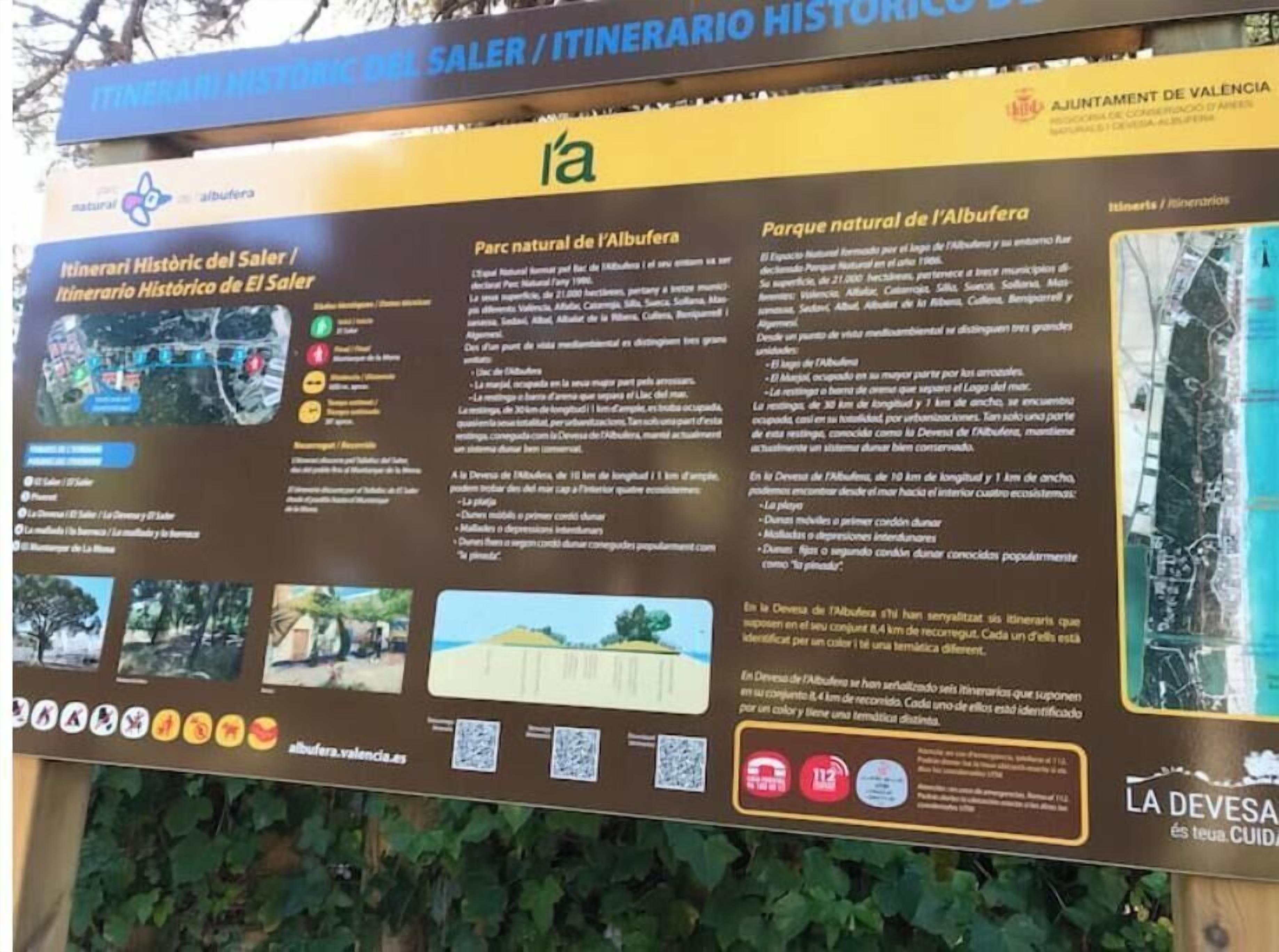 Een informatiebord met een historisch overzicht over El Saler en het natuurpark Albufeira.