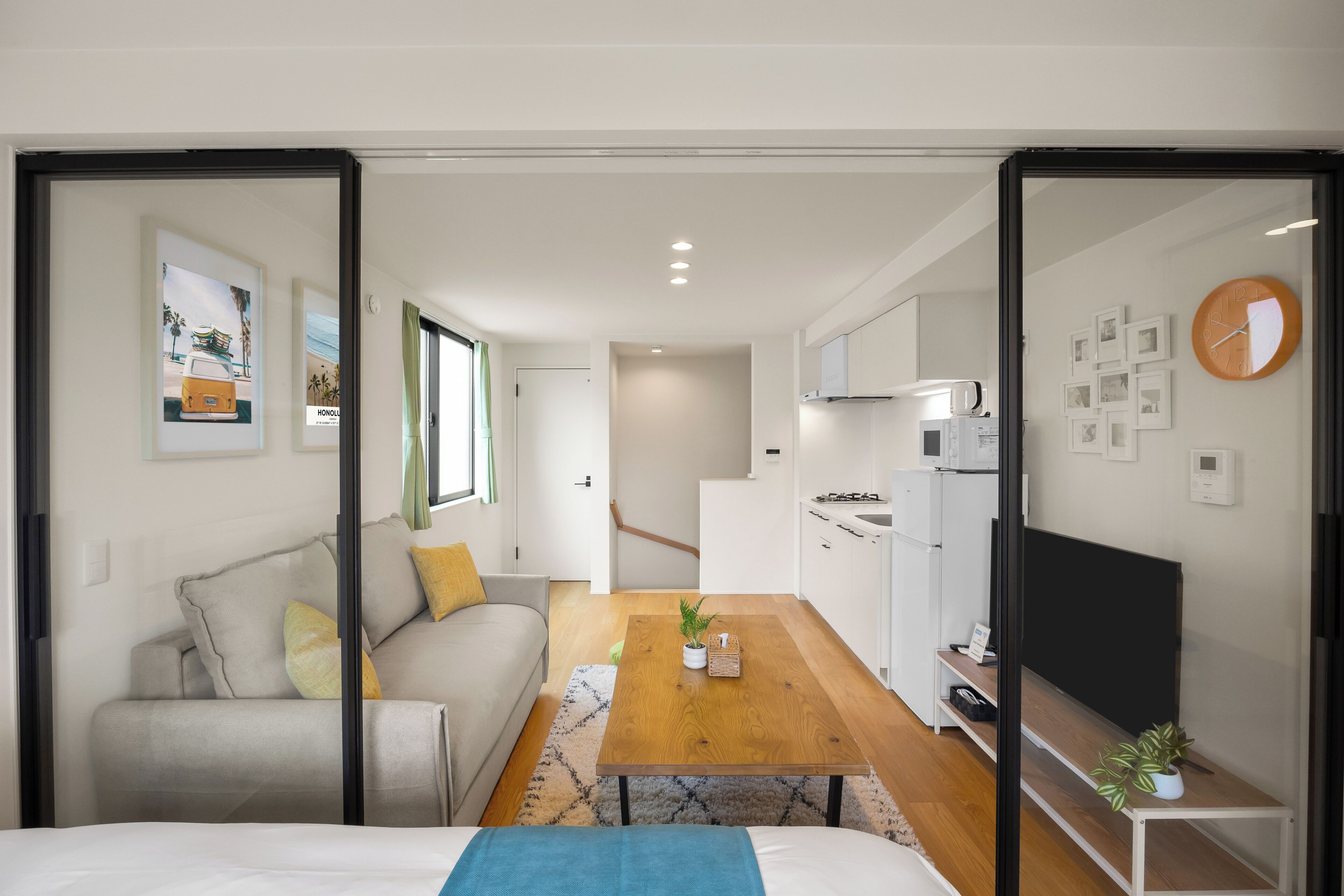Un apartamento moderno con sala de estar, kitchenette y comedor.