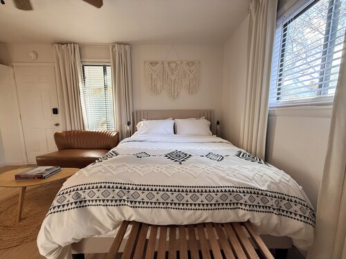 Private cottage retreat fully fenced walk downtown