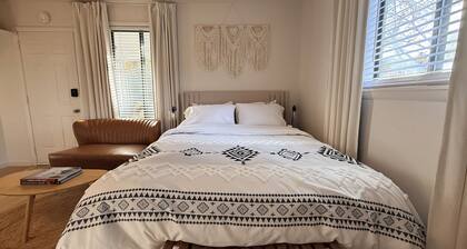 Private cottage retreat fully fenced walk downtown