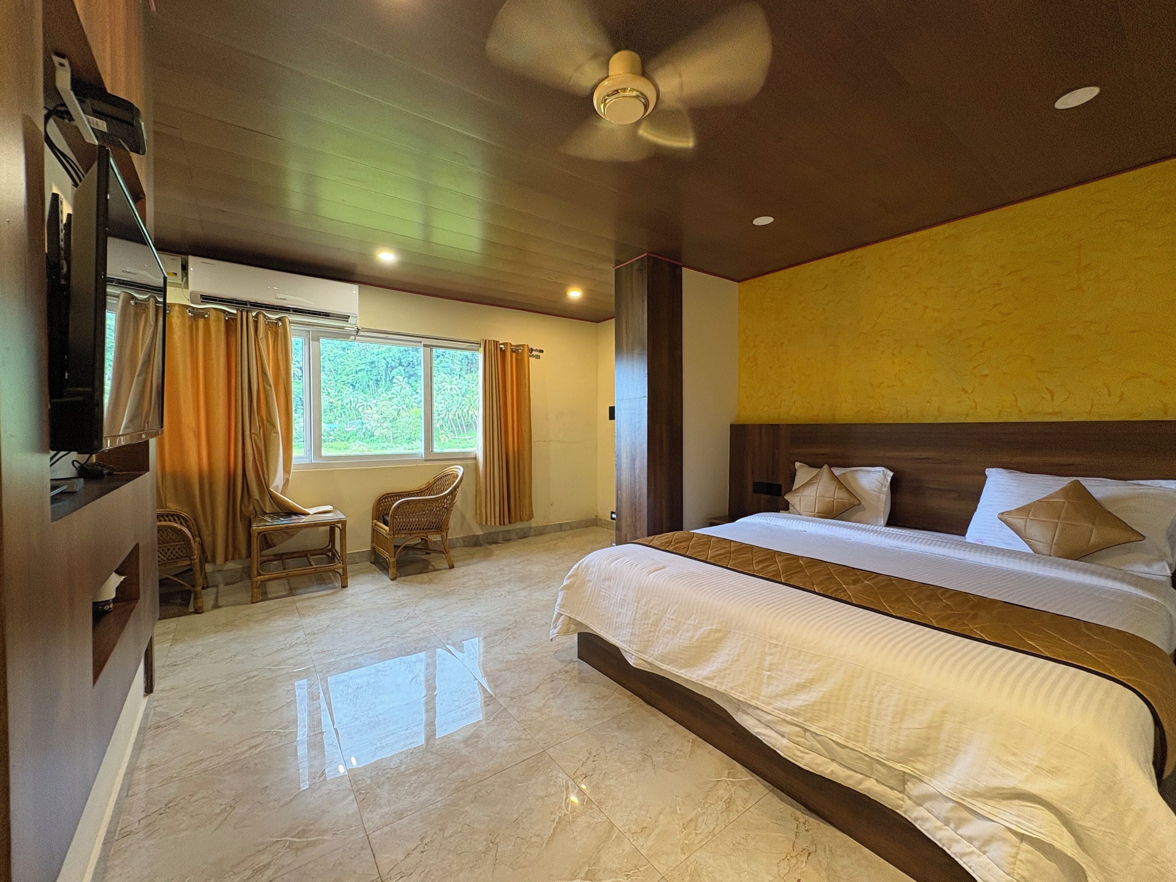 Deluxe Double Room, Hill View | Living area
