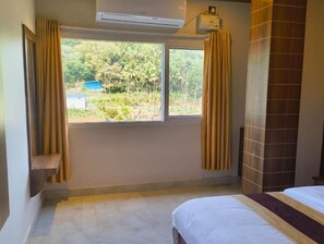 Quarto casal luxo, vista para a colina | Escrivaninha, Wi-Fi de cortesia