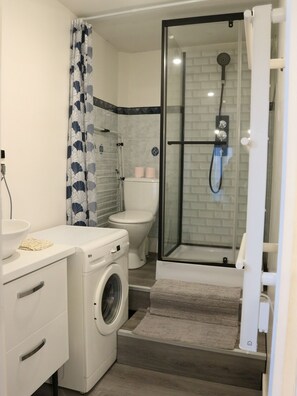 Bathroom - Vrbo Property (Sartrouville)