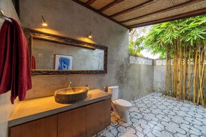 Family Villa, Garden View | Bathroom | Shower, hair dryer, towels, soap - Merta Sari Villa Ubud (Ubud)