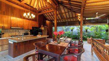 Family Villa, Garden View | Dining