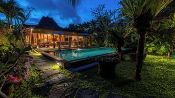 Kolam renang outdoor