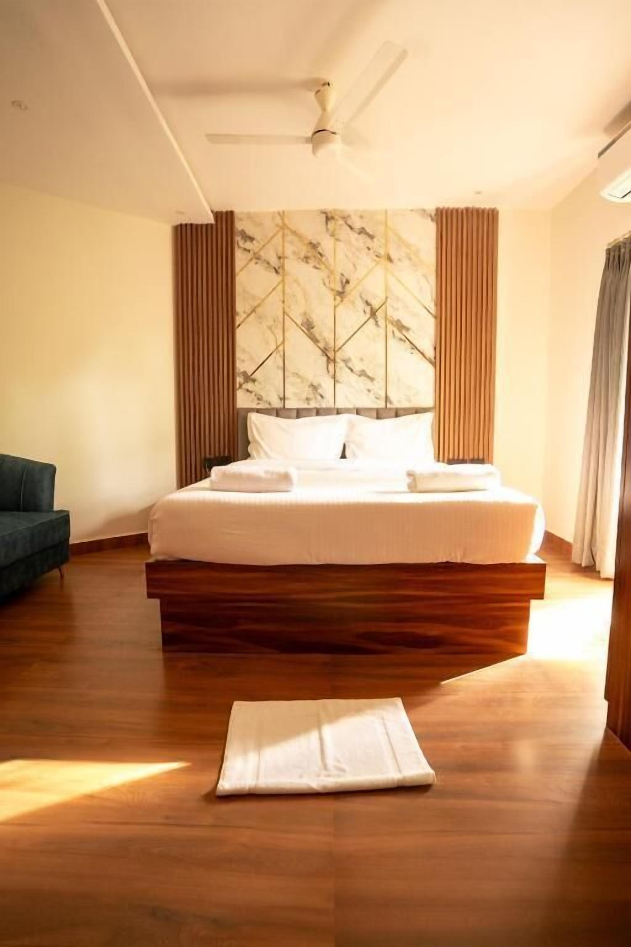 Superior Double Room, Balcony, Garden View | Iron/ironing board, free WiFi