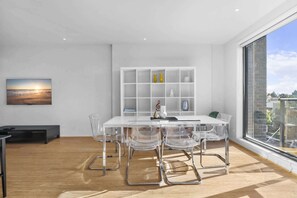 Dining - Spacious 1 Bed Apartment Near St Kilda Beach (St Kilda)