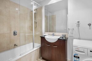 Shower, hair dryer, towels, shampoo - Spacious 1 Bed Apartment Near St Kilda Beach (St Kilda)