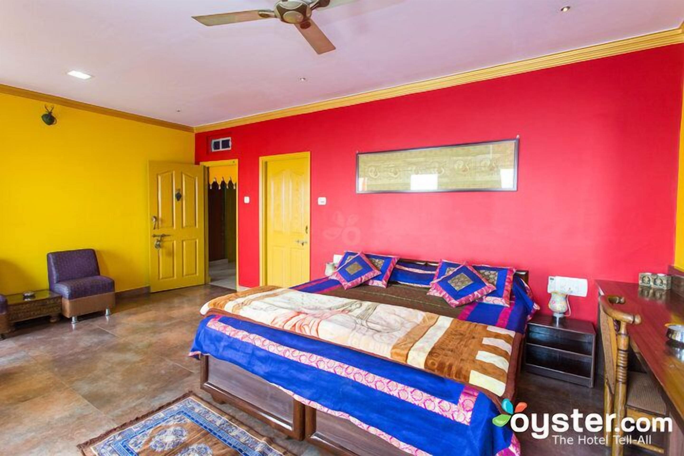 Quarto casal superior, várias camas, para não fumantes, sacada | Cofres nos quartos, escrivaninha, espaço de trabalho para notebook