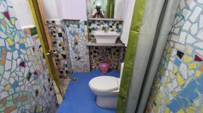 Chambre Économique Double ou avec lits jumeaux, vue jardin | Salle de bain | Sèche-cheveux, chaussons, serviettes fournies, savon
