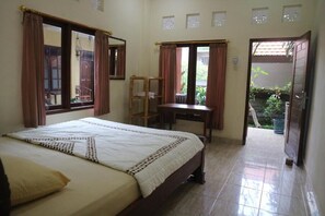 Desk, free WiFi - Sudana Homestay Ubud (Gianyar)