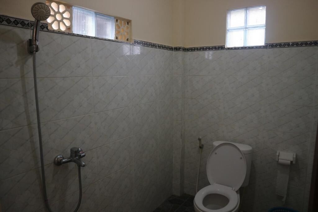 Shower, free toiletries, towels, soap