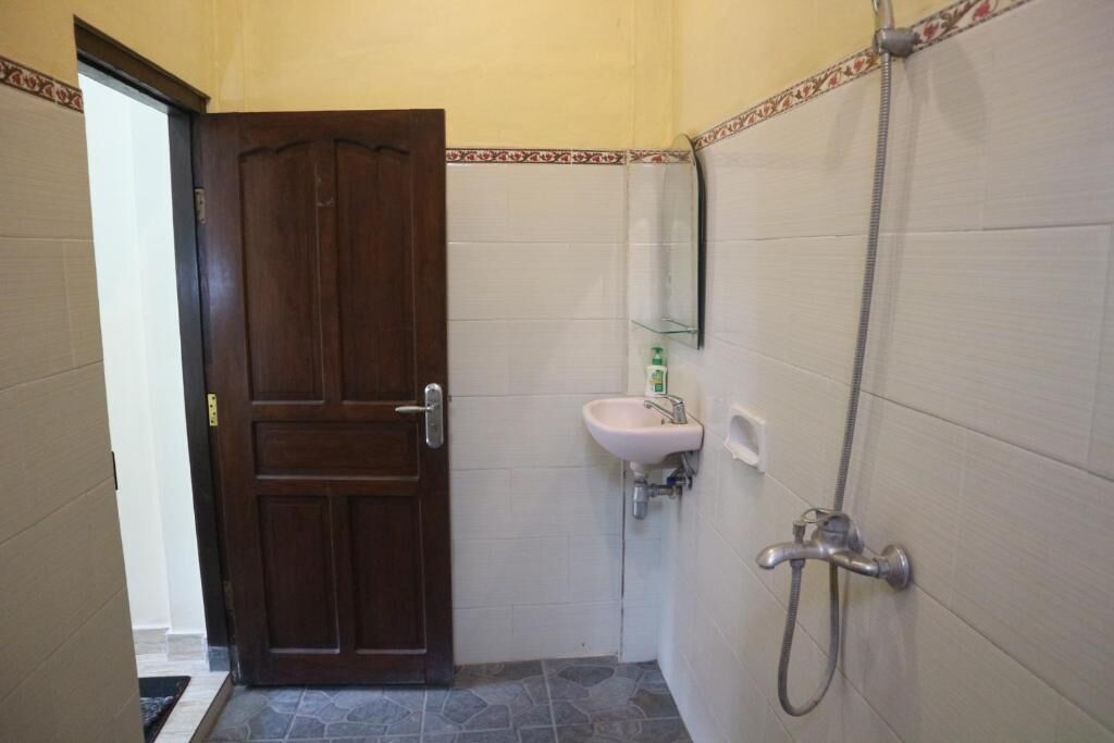 Standard Double Room, Courtyard View | Bathroom | Shower, free toiletries, towels, soap
