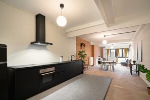 Fridge, microwave, oven, stovetop - Spacious 3BR City Center Apartment - Antwerp (Antwerp)