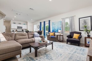 TV - Newly Renovated Modern Home in Edgecliff Village (Edgecliff Village)