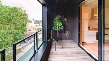 Elite Apartment, 3 Bedrooms | Balcony