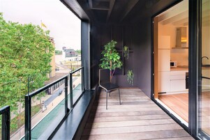 Elite Apartment, 3 Bedrooms | Balcony