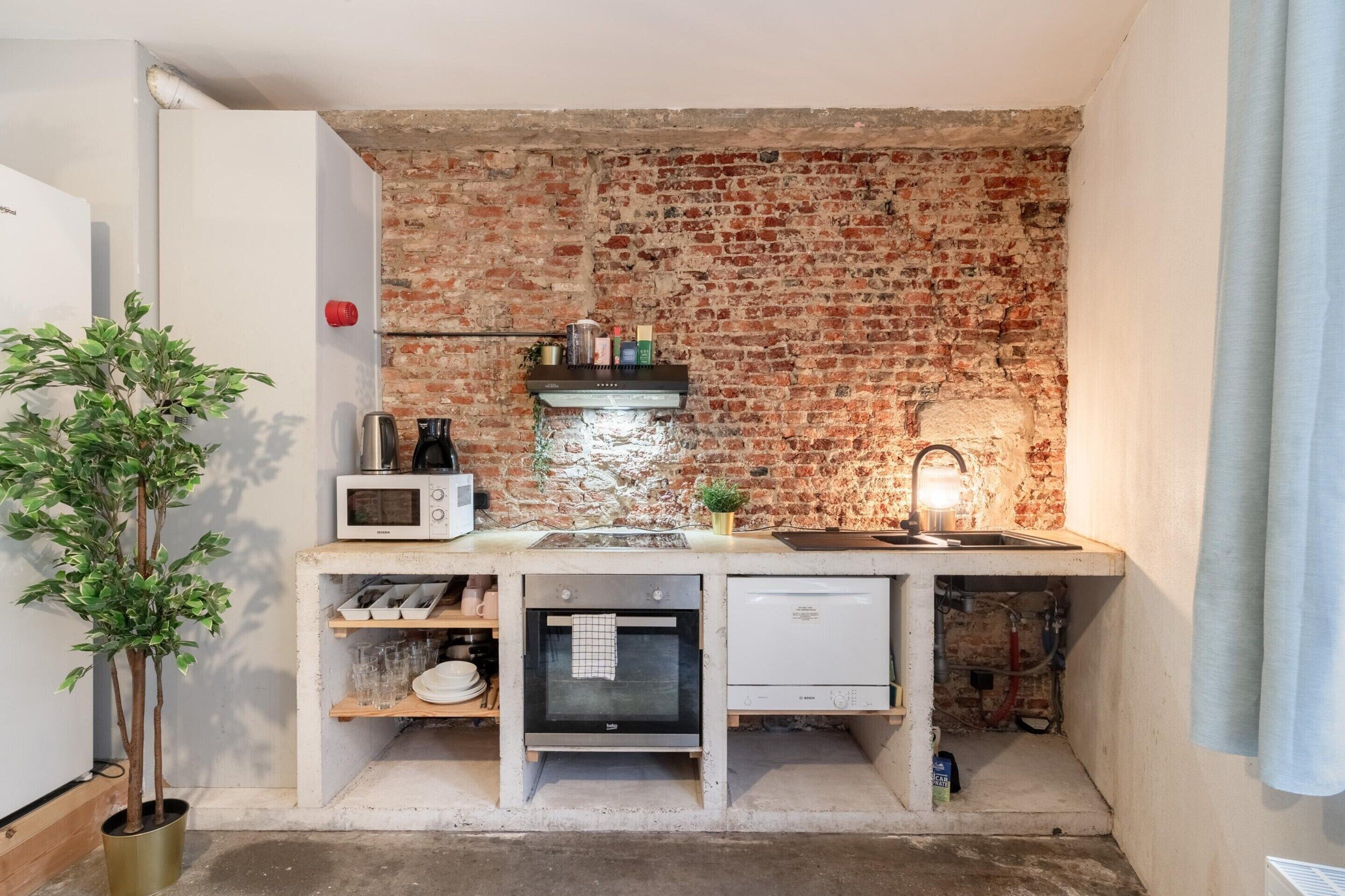 Frigorífico, microondas, horno y placa de cocina