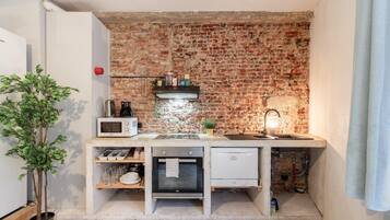 Frigorífico, microondas, horno y placa de cocina