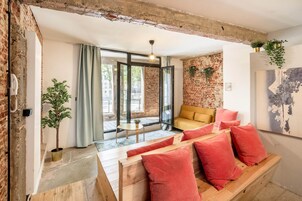 Una sala de estar moderna con un sofá, una mesita y una planta en maceta.