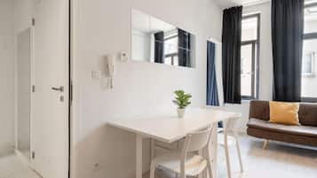 Deluxe Apartment, 2 Bedrooms | Dining