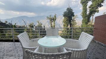 Quadrupla familiare, balcone, vista montagna | Ristorazione all'aperto