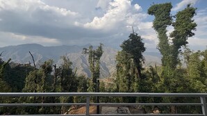 A mountainous landscape with trees and a clear sky. - Grand vista retreit  (Mussoorie)
