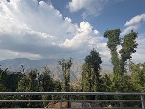 Quarto casal luxo, sacada, vista para a montanha | Vista da propriedade